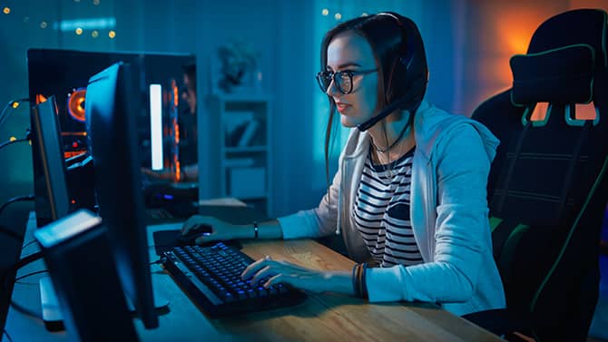 一位玩在线游戏的女士。游戏是有趣的，但是意识到在线游戏的安全性非常重要。